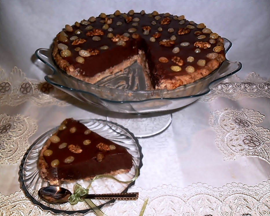 Tarta de ciocolata cu blat de biscuiti si nuca