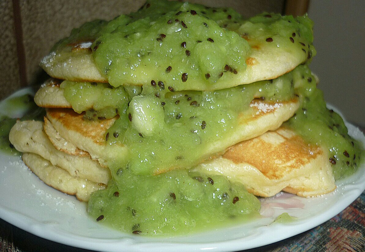 Pancakes (clatite americane) cu kiwi