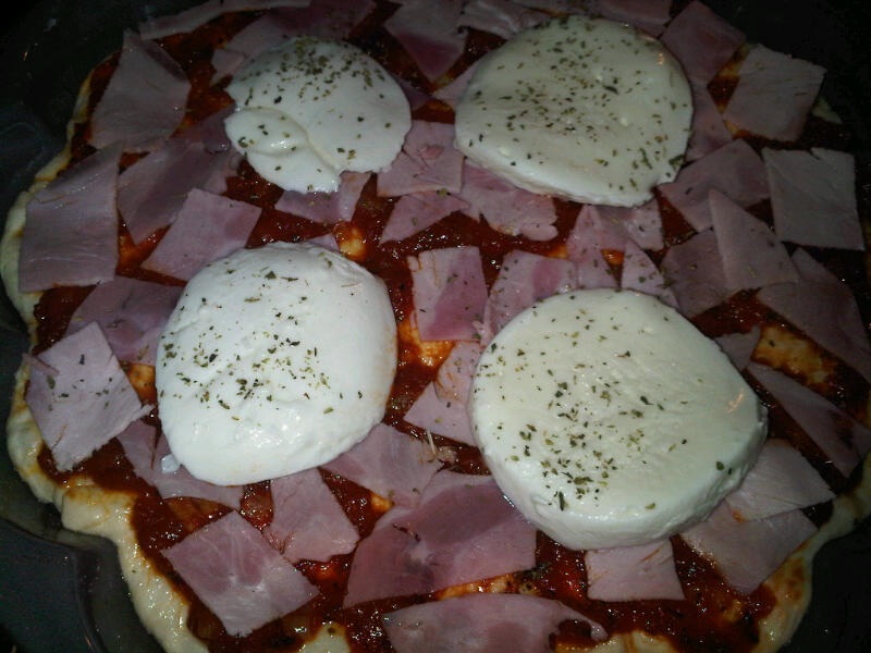 Pizza cu sunca si mozzarella