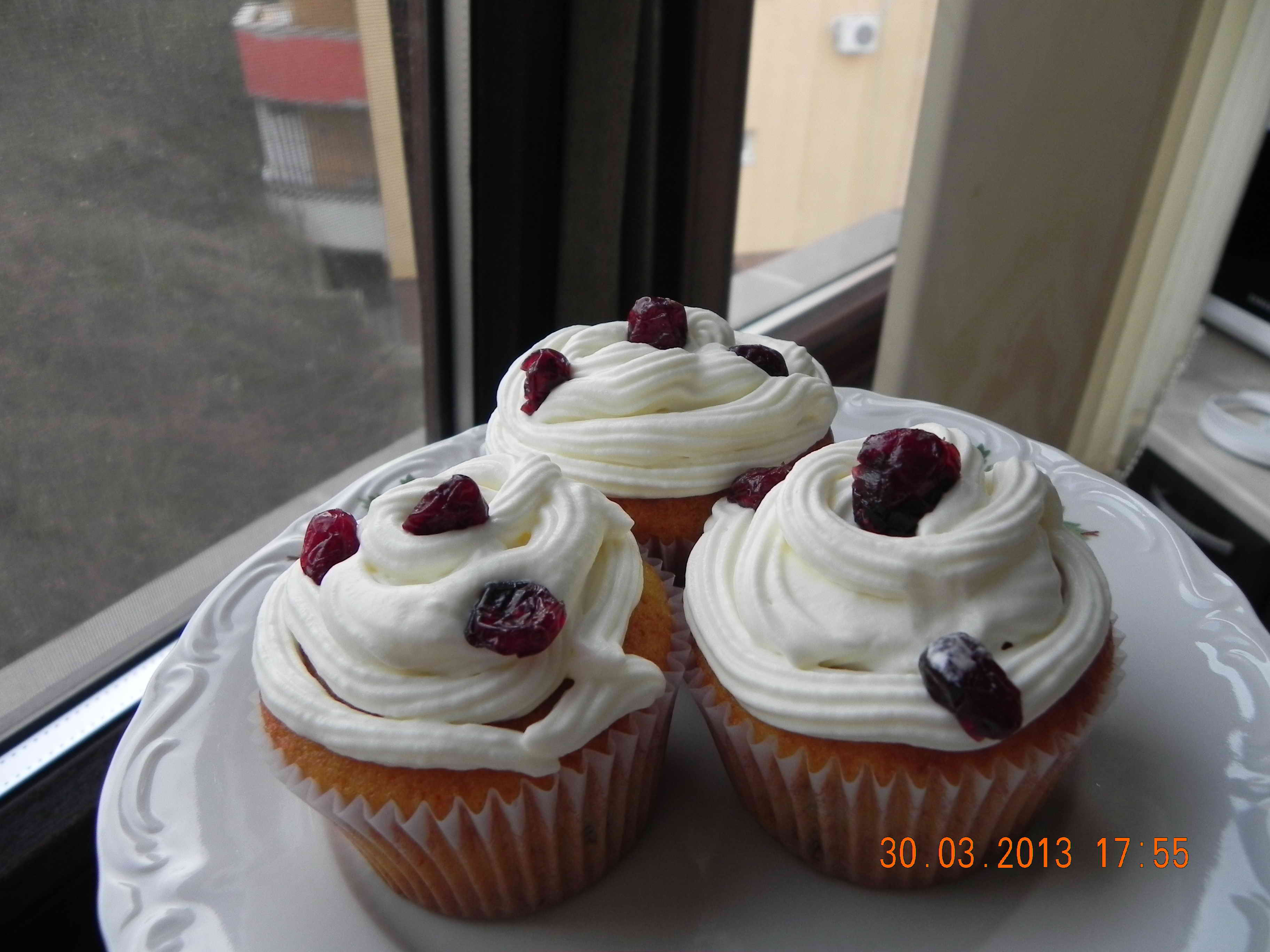 Briose(Cupcakes) pufoase cu merisoare si stafide