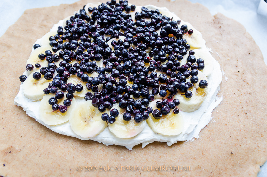 Tarta rustica cu afine si banane