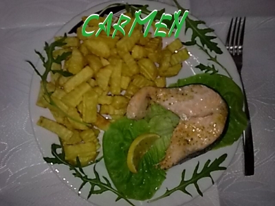Somon cu cartofi prajiti si salata rucola.