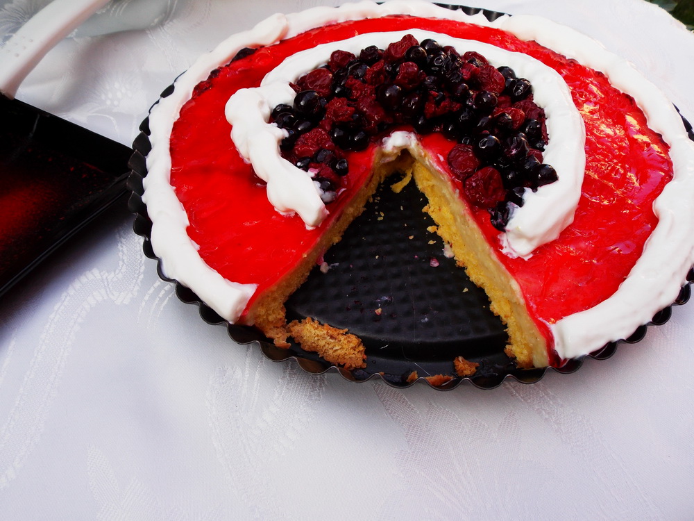 Tarta cu crema de vanilie si fructe de padure