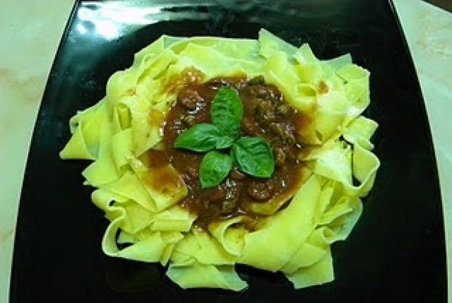 Pappardelle cu carne si sos de rosii