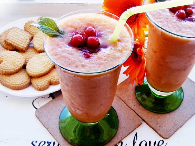 Smoothie de banane, caise si coacaze rosii