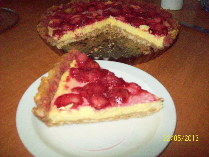 Tarta cu branza si capsuni