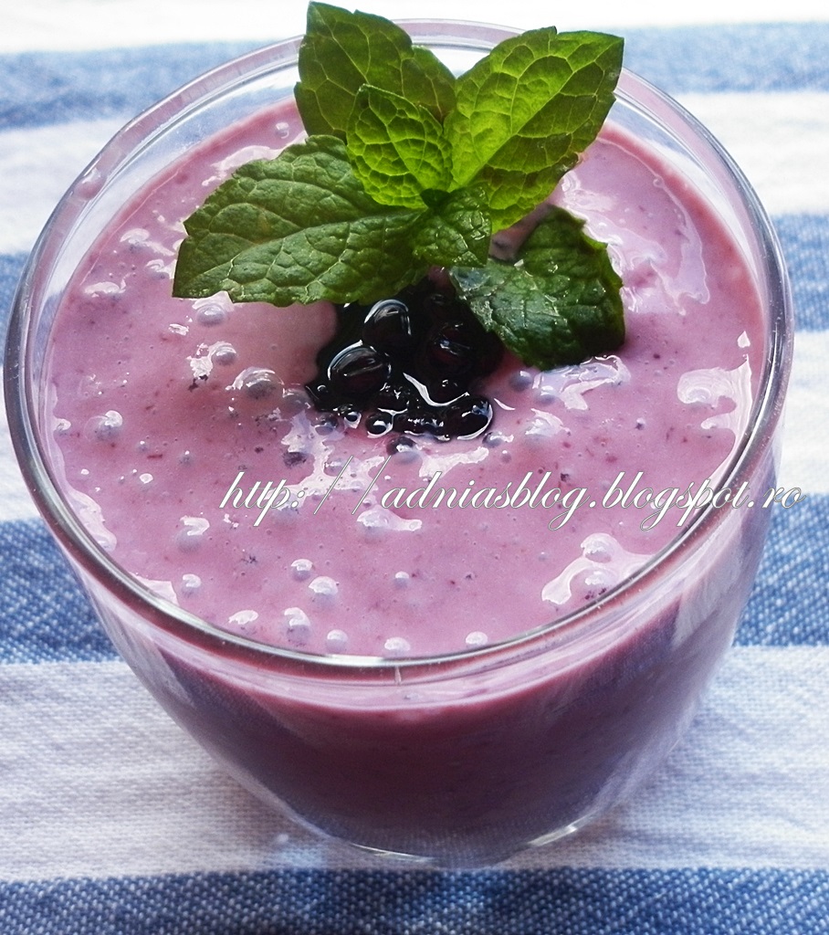 Smoothie cu dulceata din boabe de soc