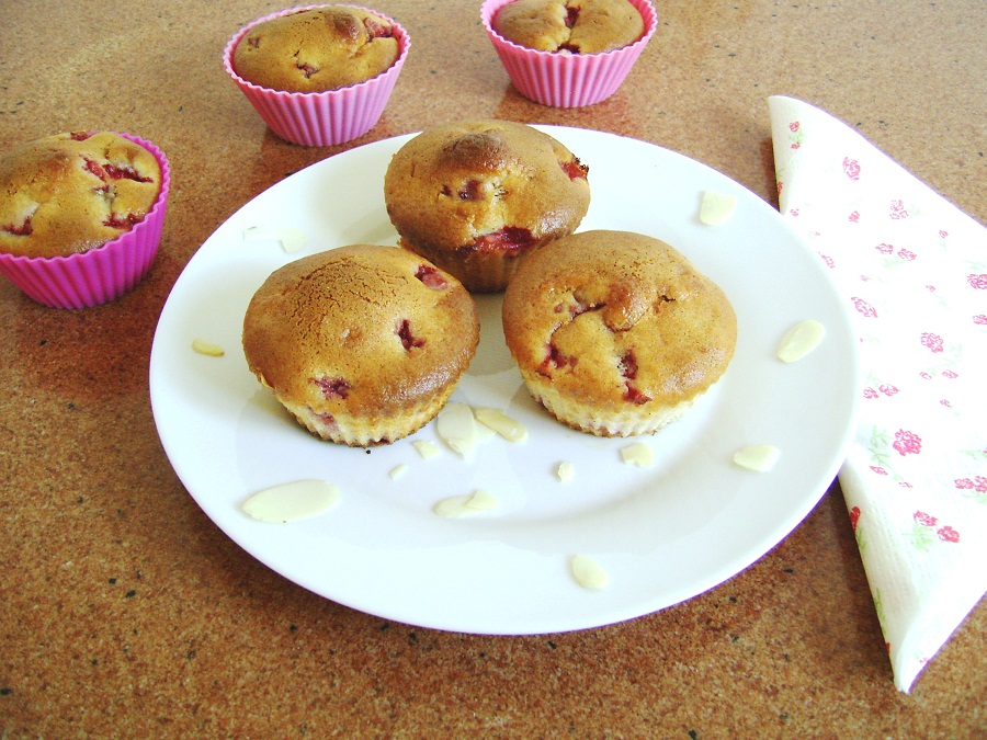 Muffins cu capsuni a la Minichefs