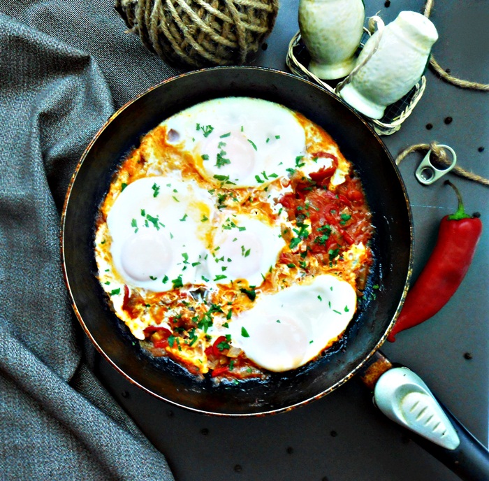 Shakshuka - oua in sos de rosii