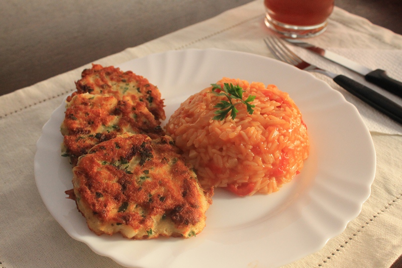 Chiftelute de cod cu pilaf de ardei(Pataniscas de bacalhau com arroz de pimentos)