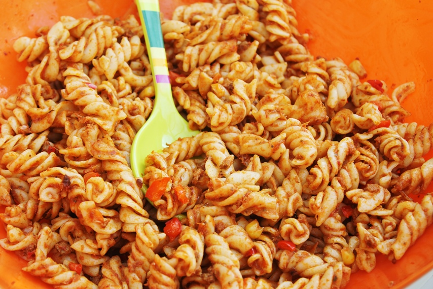 Spirale cu sos bolognese,salata mexicana si sos pesto