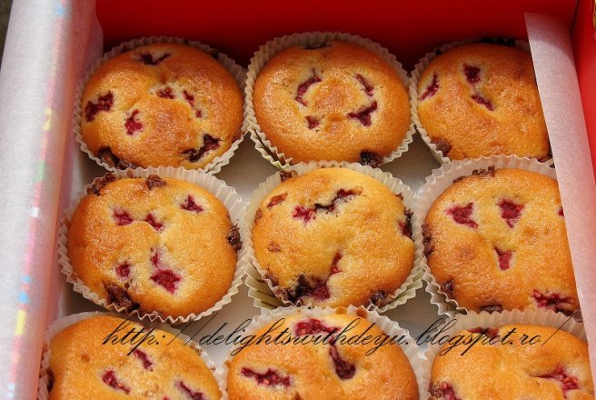 Muffins cu zmeura si ciocolata