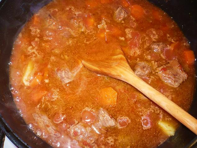 Gulas in varianta olteneasca cu gnocchi din cartofi