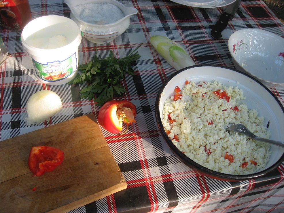 Liptauer in frunze de andive cu somon afumat (pasta de branza de vaci)