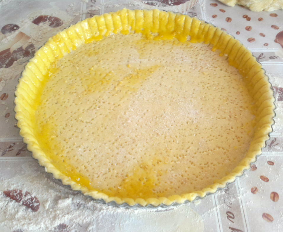 Tarta cu crema de castane si flori cu gem de zmeura