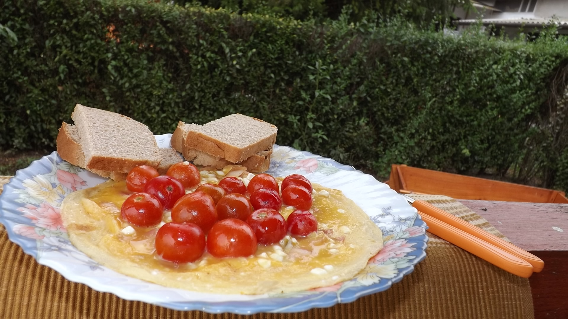 Omleta cu rosii cherry, bacon si branzica ceva fin de la Delaco