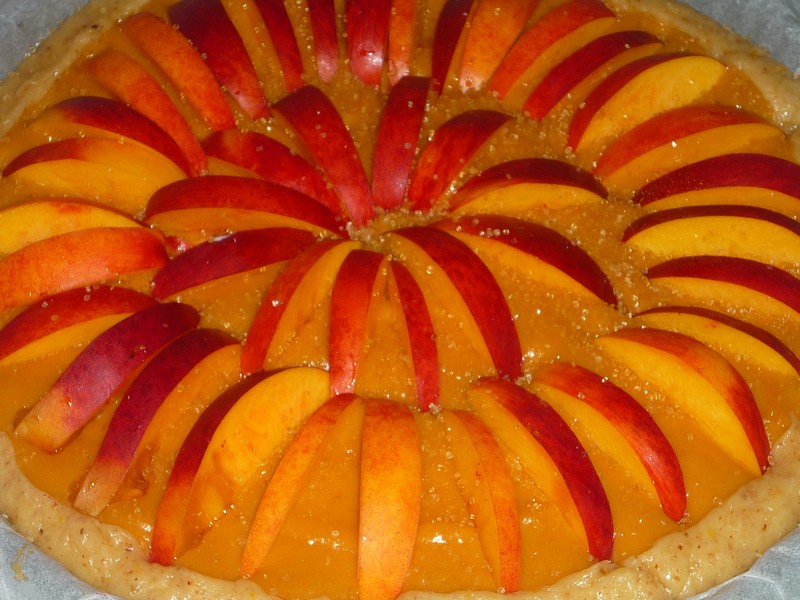 Tarta cu migdale si crema de nectarine