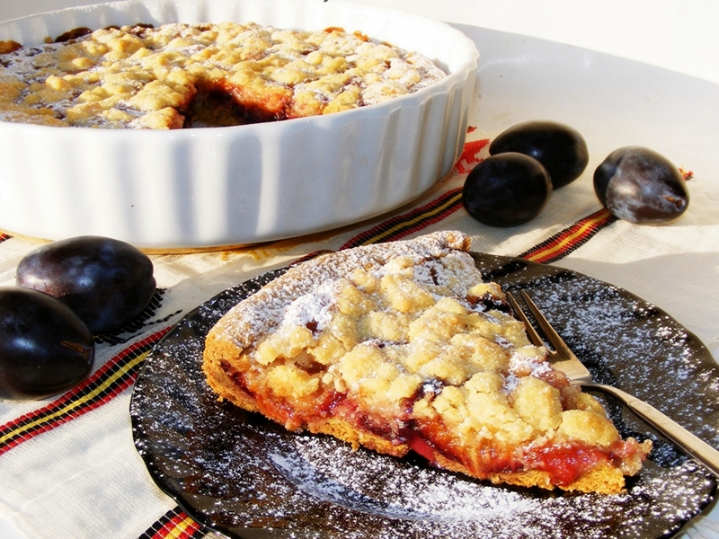 Tarta cu prune si crumble