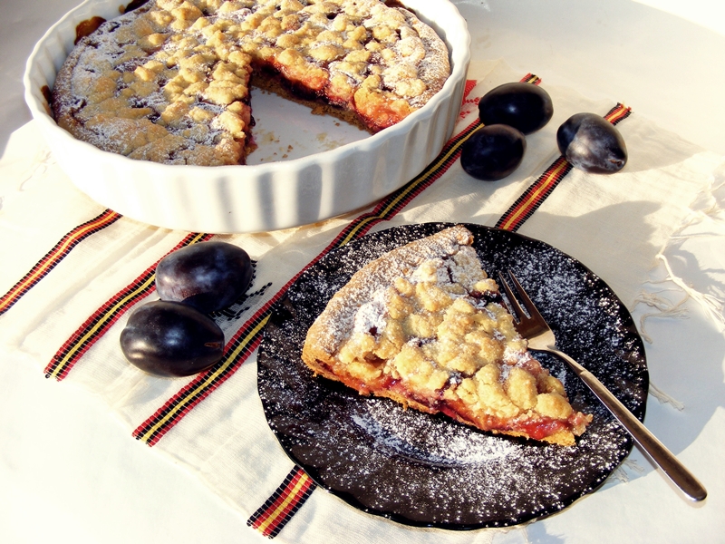 Tarta cu prune si crumble