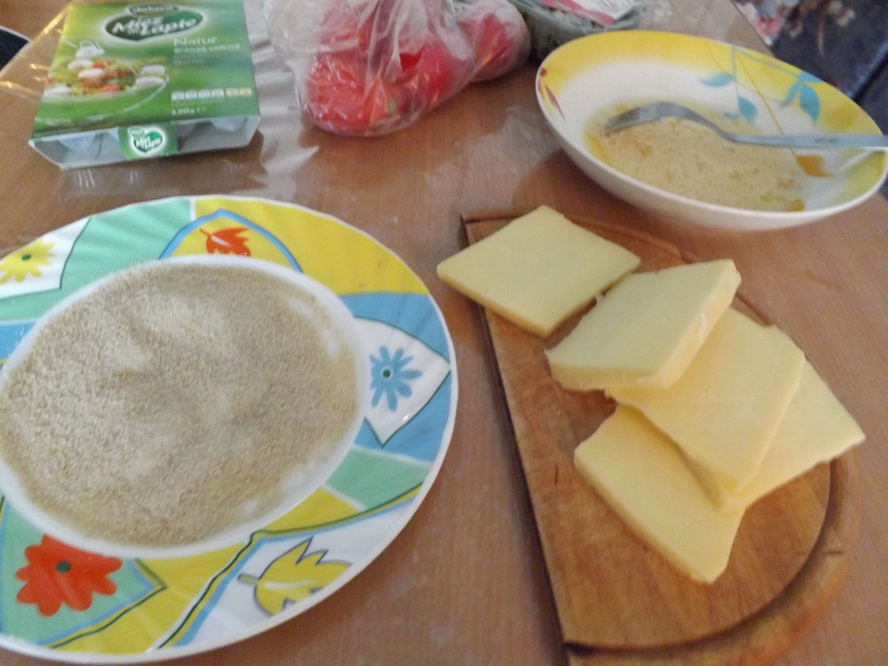 Cascaval pane cu salata de rosii si miez de lapte