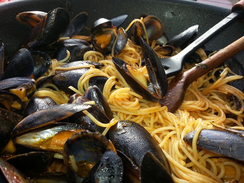 Spaghette cu cozze (midii sau scoici)