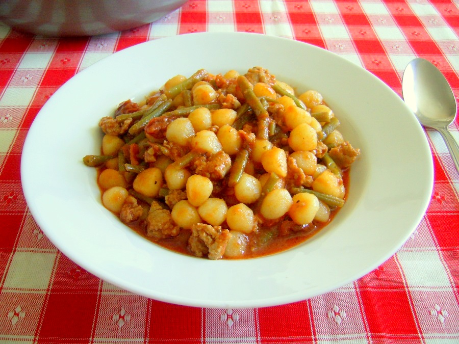 Gnocchi cu carnati, rosii si fasole verde