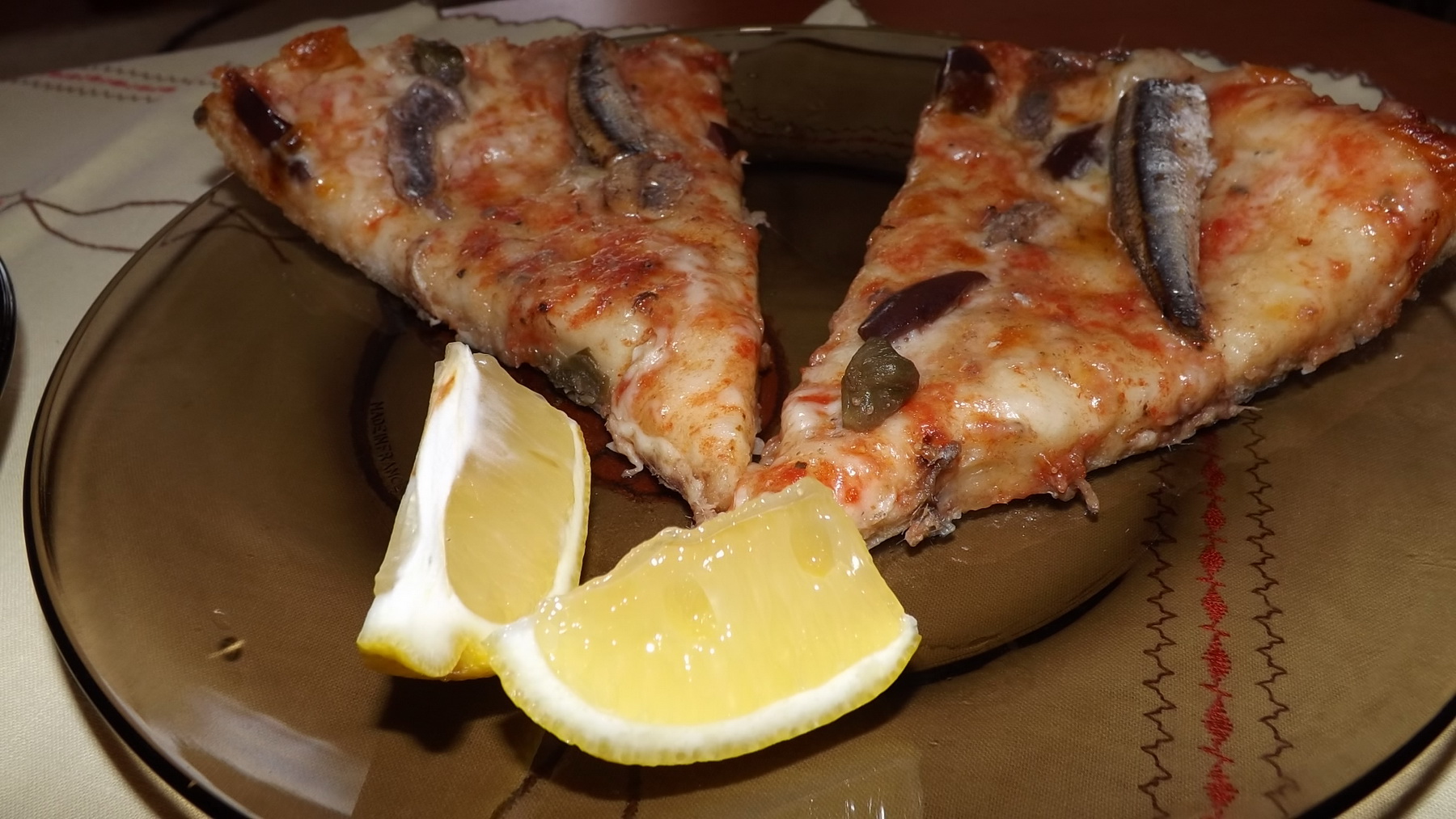 Pizza cu sardele si sardine