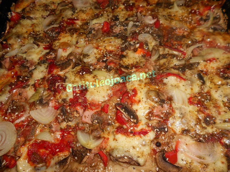 Pizza taraneasca cu susan si ardei iute caramelizat