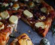 Pizza cu ceapa caramelizata, oua de prepelita si branza de capra-5