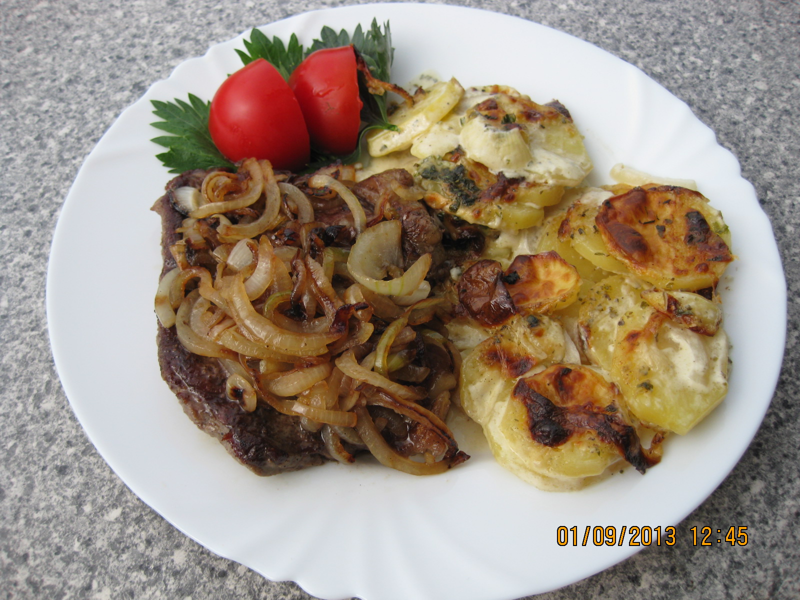 Zwiebelrostbraten(Friptura de vita cu ceapa prajita) si cartofi gratin