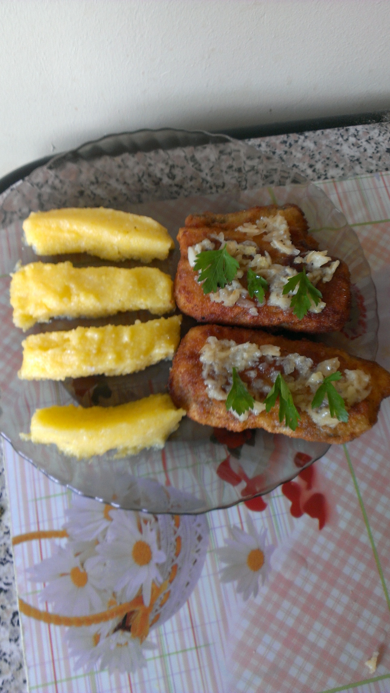 Peste pane cu sos de usturoi si mamaliga