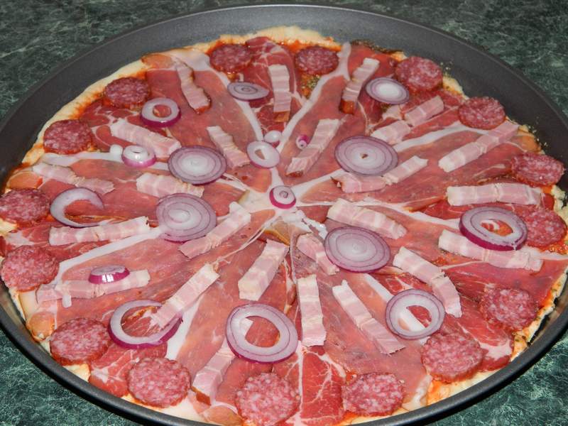 Pizza cu de toate (motaneasca)