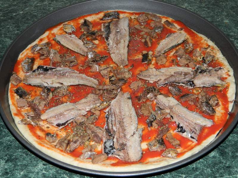 Pizza cu sardine si hering afumat