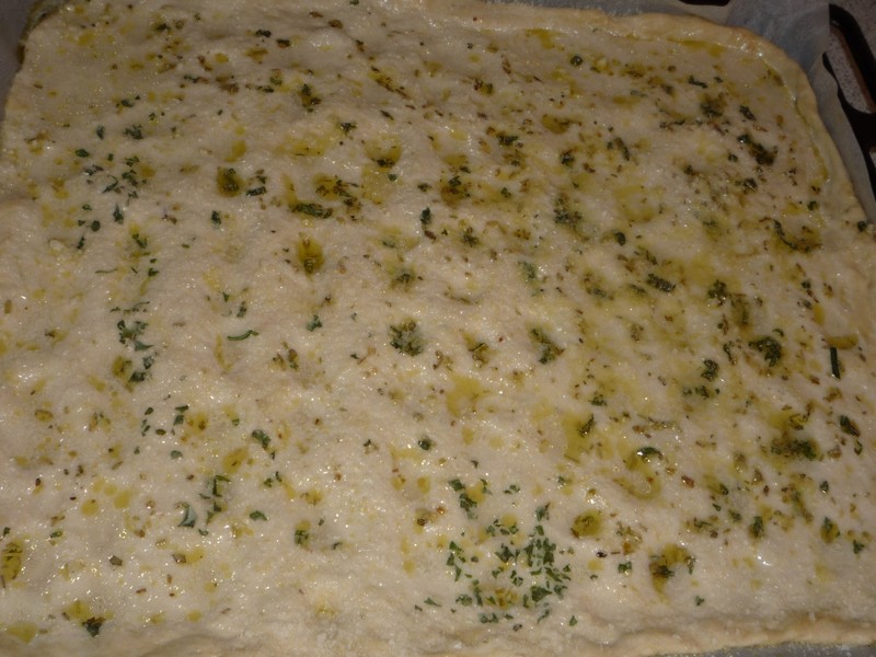 Focaccia cu usturoi si parmezan - Reteta delicioasa pentru paine aromata