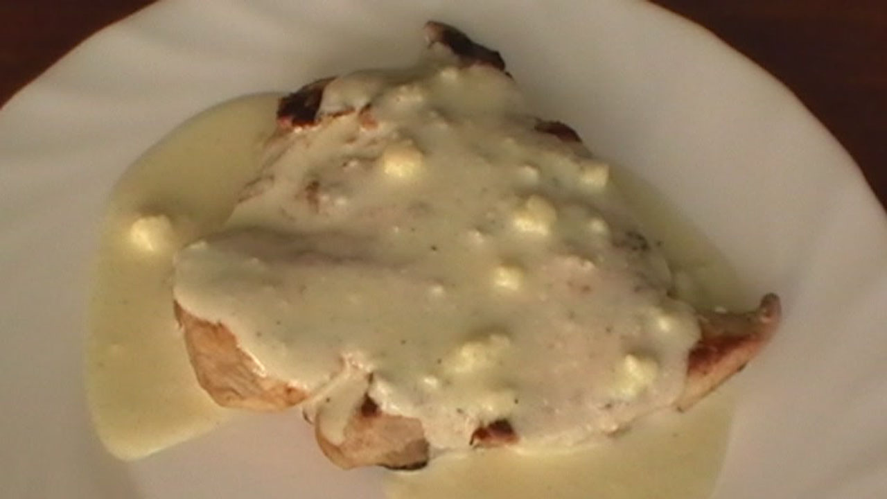 Piept de Pui la Gratar cu Sos Gorgonzola (Reteta Video)