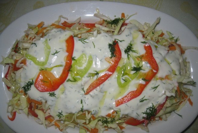 Salata de varza cu sos de iaurt