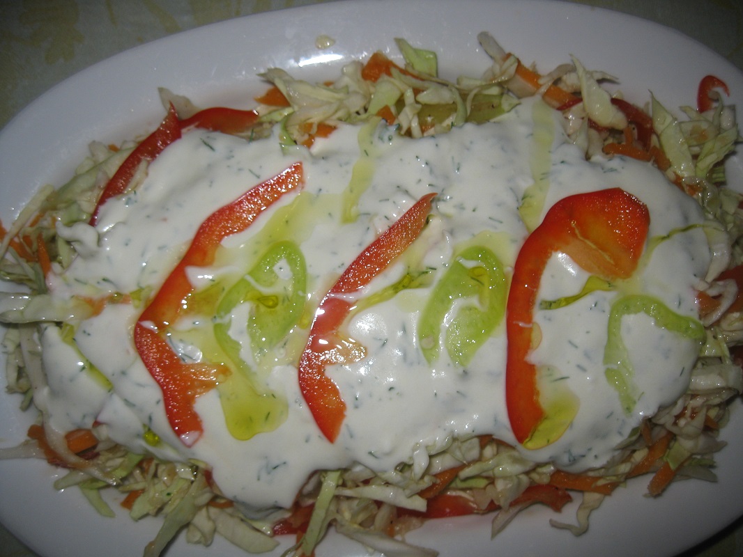 Salata de varza cu sos de iaurt