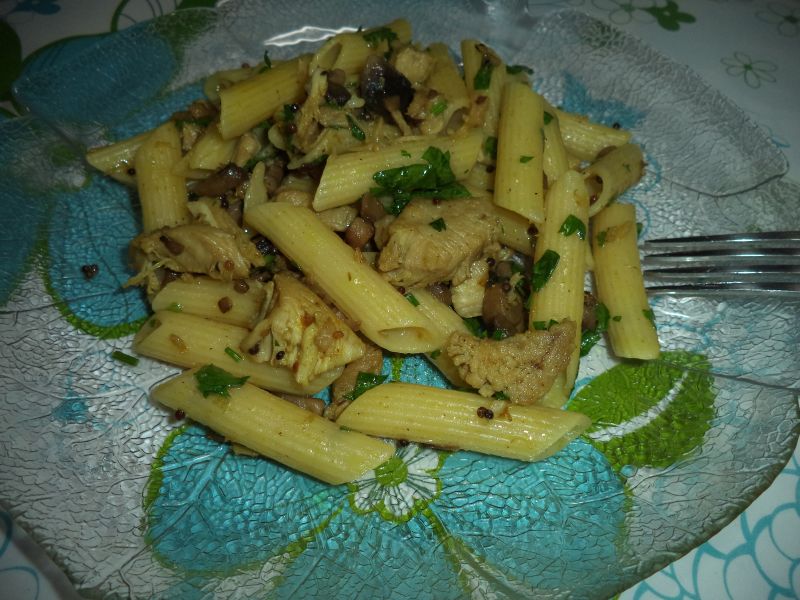 Penne cu piept de pui si ciuperci