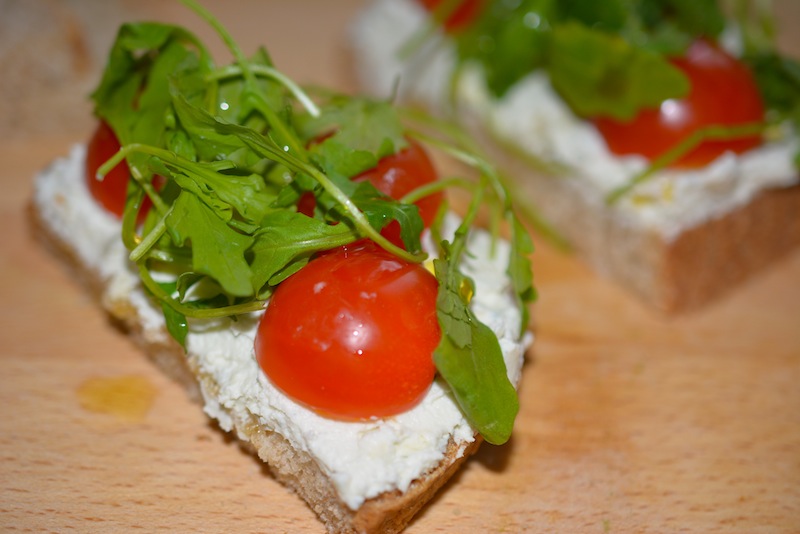 Tartine cu branza, rosii si rucola