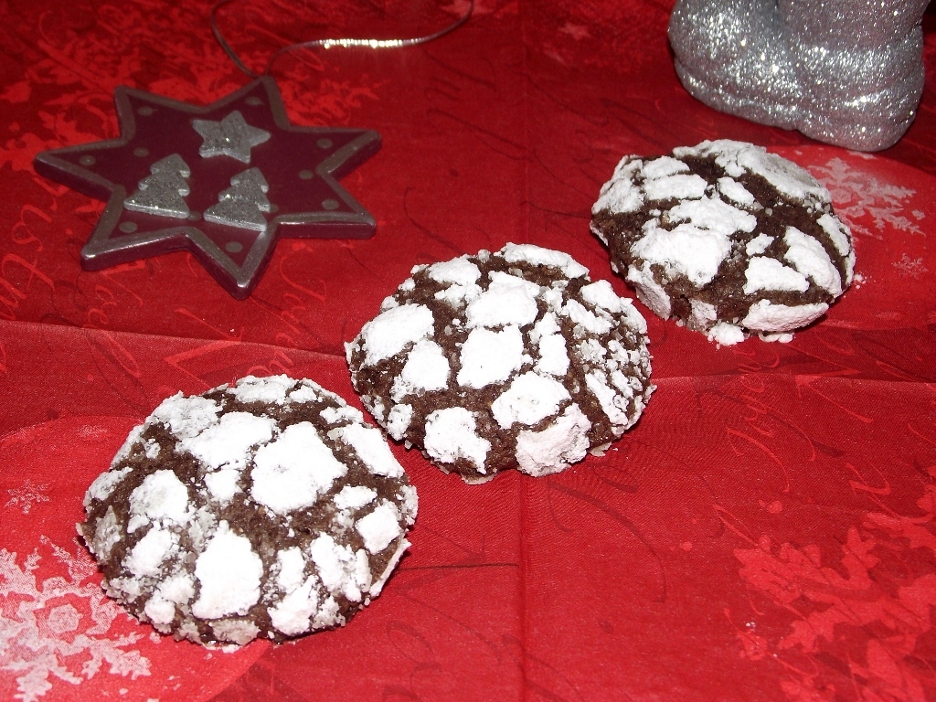 Fursecuri cu ciocolata si nuca (chocolate crinkles)