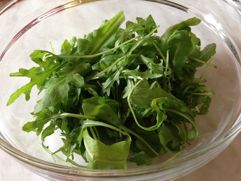 Salata de rucola cu ridichi si rosii cherry