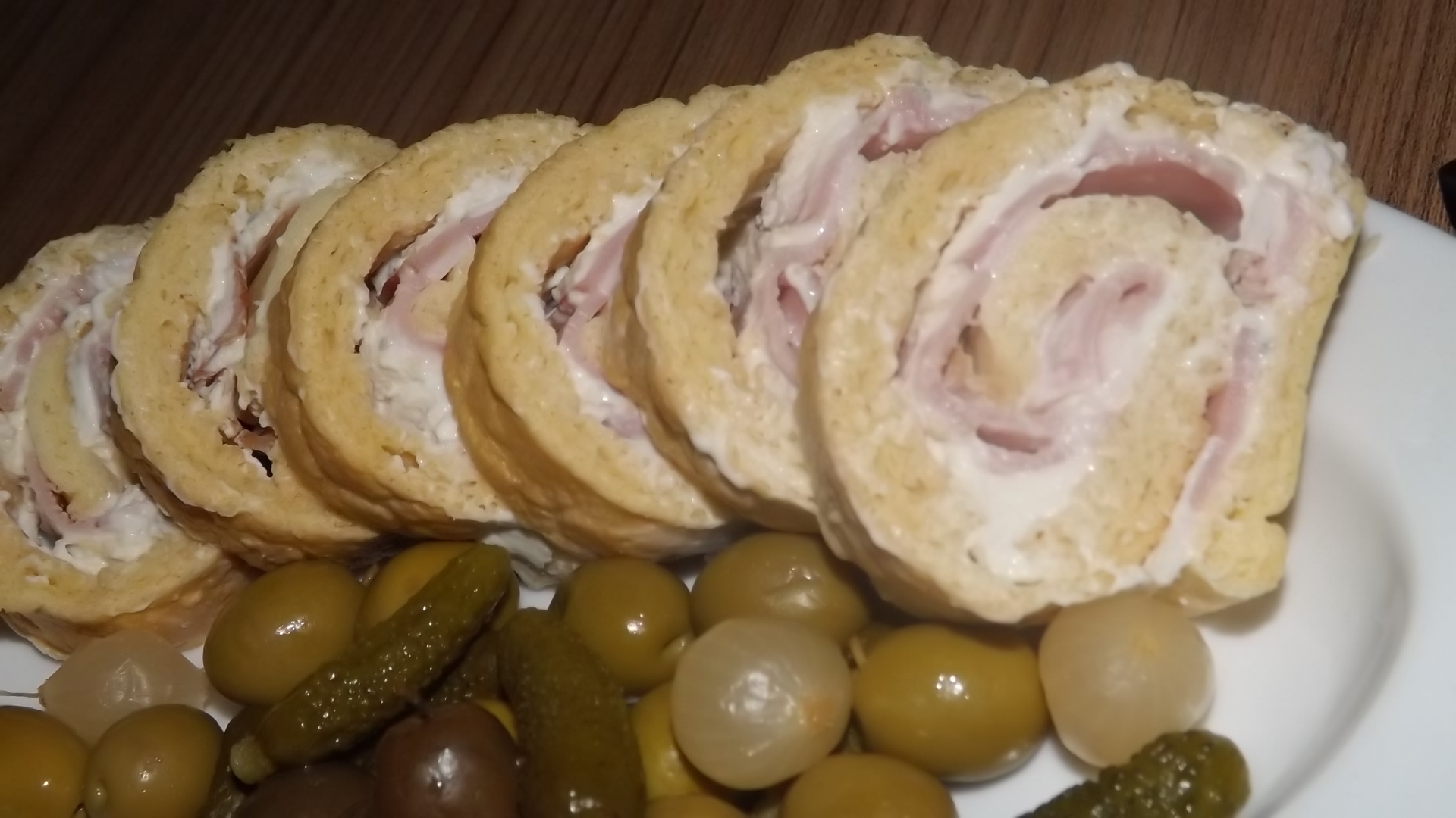 Rulada aperitiv cu crema de branza si sunca