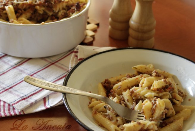 Penne cu carne tocata si branza