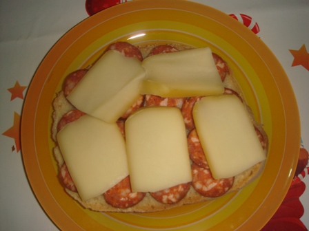 Sandwich cu carnati de casa, cascaval afumat si masline