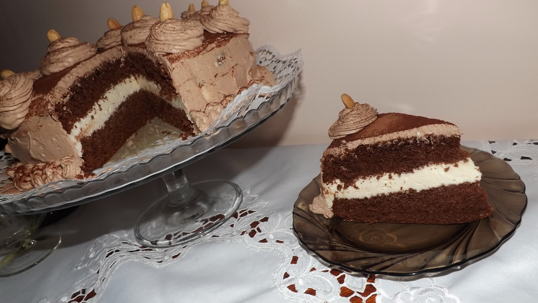 Tort cu migdale, crema de lapte si ganache