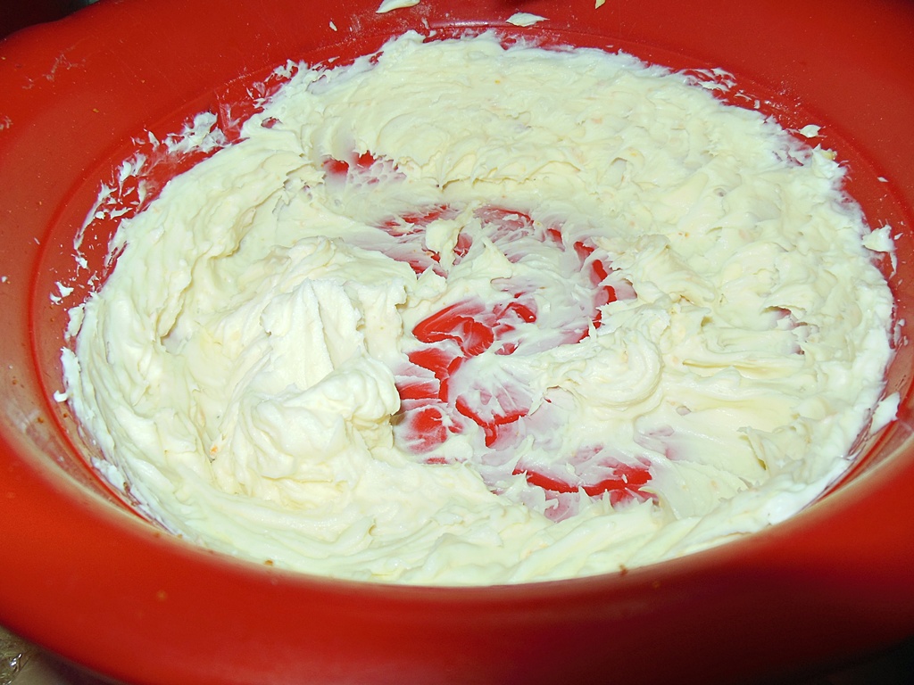 Tort cu crema de cafea, mascarpone si fructe