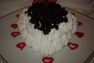 Pavlova cu fructe de padure