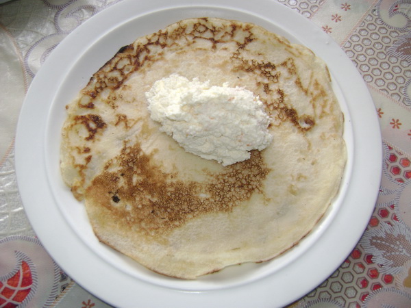 Pacheţele din clătite cu brânză biscuiţi şi gem