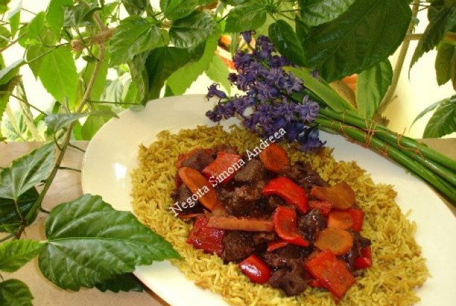 Vita picanta in vin rosu cu garnitura de orez curry