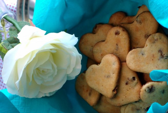 Biscuiţi cu stafide, alune de pădure şi ciocolată albă